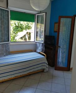卡沃Cavo Beach 4的一间卧室设有一张床和两个窗户。