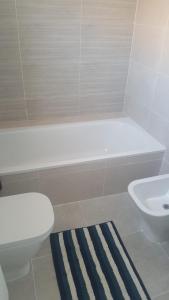 格拉纳达Penthouse - Atico Playa Cabria Almunecar的浴室配有白色卫生间和盥洗盆。