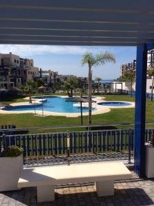 格拉纳达Penthouse - Atico Playa Cabria Almunecar的阳台享有游泳池的景致。