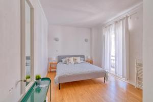 圣佩罗德姆HOMEMOEL Local accomodation AL的白色的卧室设有床和大窗户