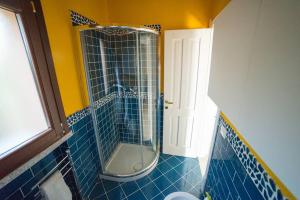 帕拉迪索海岸Casa del Tramonto Costa Paradiso的浴室设有蓝色瓷砖和淋浴。