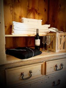 基灵顿下雪旅馆的木箱,带一瓶葡萄酒和两杯眼镜