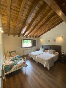 FresnoVivienda Vacacional Del Busto的一间卧室设有两张床和木制天花板