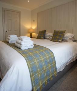 波特里Cruinn Bheinn Luxury Self Catering Apartments的一间卧室配有两张带毛巾的床