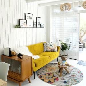 滨海卡特韦克Beach House For You - Luxe verblijf, 5 min van het strand的客厅配有黄色的沙发和桌子