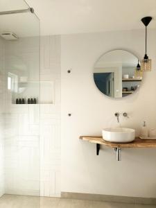 滨海卡特韦克Beach House For You - Luxe verblijf, 5 min van het strand的一间带水槽和镜子的浴室