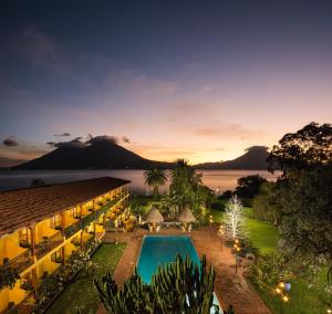 帕纳哈切尔圣卡塔琳娜别墅酒店的享有带游泳池的度假村的空中景致