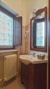 Castiglione a CasauriaB&B La Masseria del '700的一间带水槽、镜子和散热器的浴室