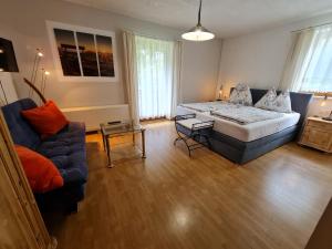 大基希海姆Camping Gasthof Zirknitzer的一间大卧室,配有一张床和一张沙发