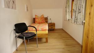 多内尔斯巴赫瓦尔德Haus Cilli的一间小卧室,配有一张床和一把椅子