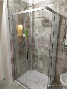 塔兰托Casa Vacanze Dany的浴室里设有玻璃门淋浴