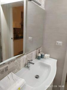 塔兰托Casa Vacanze Dany的白色浴室水槽和大镜子