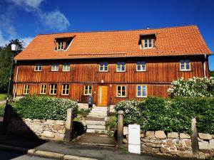 伊尔森堡"Heckenrose"的一座带橙色屋顶的大型木制房屋