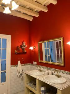 桑卢卡尔-德巴拉梅达Lujosa suite privada en casa del S XIX的浴室设有2个水槽和镜子
