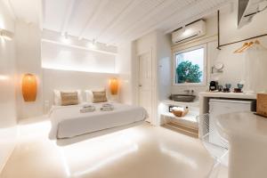 米克诺斯城Anastasia's Visage Stylish Accommodation Rooms City Centre Mykonos的白色卧室设有床铺和水槽