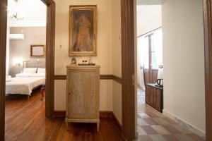 雅典Beautiful City Suites的走廊上设有镜子,房间设有床