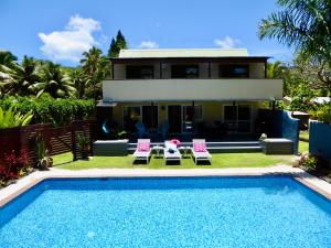 拉罗汤加Taakoka Muri Beach Villa的房屋前有游泳池的房子