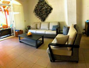 伊斯塔帕Casa Romantica De Playa的带沙发和咖啡桌的客厅