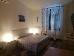 卡普拉罗拉IL Cavour的一间卧室设有一张床和一个窗口