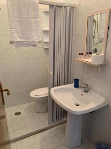 加埃塔Quirino Residence的白色的浴室设有水槽和卫生间。