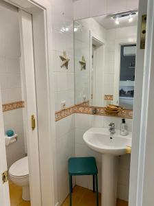 梅罗那瑞斯Meloneras ideal的一间带水槽、卫生间和镜子的浴室