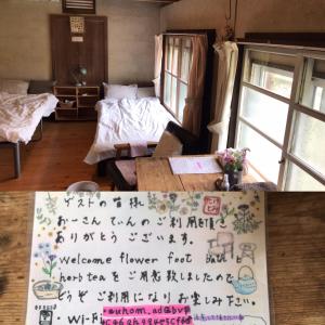 竹富岛Travelers House おーさんてぃん青空舎的墙上有两张房间的照片