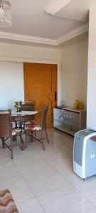 阿瓜斯迪林多亚Apartamento Diamante的一间带桌椅和冰箱的用餐室