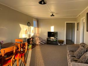 WairoaThe Cottage @ Aranui的客厅配有沙发和桌子
