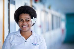 丹娜努Captain Cook Cruises Fiji的发上花的女人