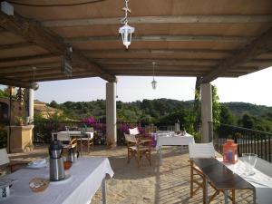 松马西亚皮科特农居酒店的庭院设有白色的桌椅,享有美景。