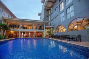 莫尔兹比港埃拉海滩酒店的大楼前的游泳池