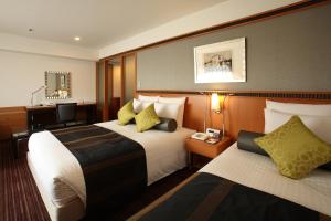 福冈福冈全日空皇冠广场酒店的酒店客房配有两张床和一张书桌