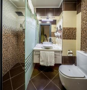塔什干格鲁普阿斯特酒店的浴室配有卫生间、盥洗盆和淋浴。