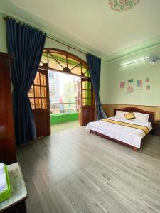 芹苴Lime Hostel - Ninh Kieu Center的一间卧室配有一张蓝色窗帘的床