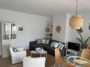 多列毛利诺斯PERLA DEL SOL的客厅配有沙发和桌椅