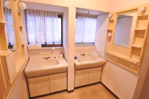 小山市Aikawa Ryokan - Vacation STAY 04180v的浴室设有2个水槽和镜子