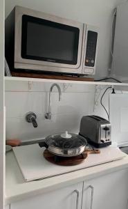 珀斯Ascot Comfort的厨房台面上的一个微波炉