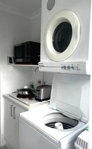 珀斯Ascot Comfort的厨房配有洗衣机和微波炉。