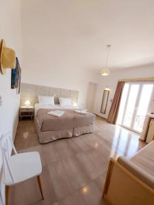 斯希努萨岛AGNADEMA Luxury Residences的一间卧室,卧室内配有一张大床
