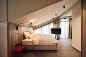 圣安东阿尔贝格Ullrhaus的一间卧室配有一张床和一台电视。