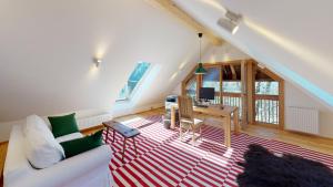 Stanz Im MurztalCharmante Gästewohnung in altem Bauernhaus in alpiner Alleinlage的客厅配有白色沙发和书桌