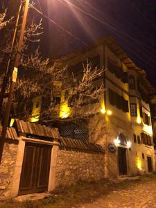 番红花城Paphlagonia Yoruk Muratoglu Konak的夜间有街灯的石头建筑