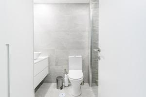 吉尔斯Estúdio R&M - Gerês的白色的浴室设有卫生间和水槽。