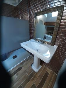 卡尔维Casa Santa的浴室配有盥洗盆、镜子和浴缸