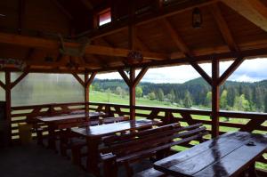 Gheţari冰川旅馆的一组木制桌子,位于一个享有美景的小屋内