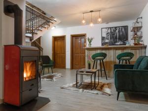 普利特维采村普利特维察河滨住宿加早餐旅馆的一间带燃木炉的客厅和一间客厅。