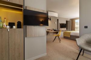 巴黎奥特易图尔埃菲尔酒店的酒店客房设有一间带一张床和一张书桌的卧室