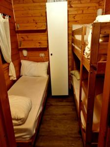 Chalet DIRECT aan Luganomeer客房内的一张或多张双层床