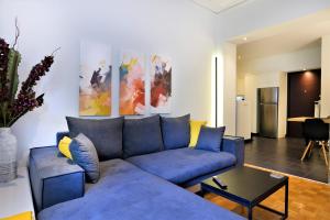 雅典Cozy Apt in Ilisia with Urban Forest View的客厅配有蓝色的沙发和桌子
