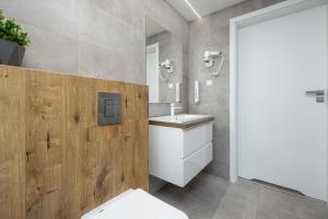 波别罗沃Amber Tiger Villa的浴室配有白色卫生间和盥洗盆。